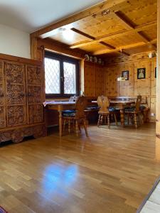a dining room with wooden floors and a table and chairs at Gemütliches Haus in Seewalchen am Attersee in Seewalchen