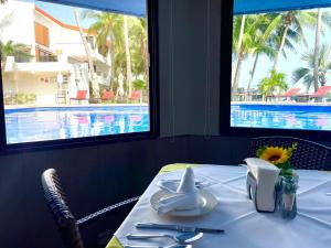 SINA SUITES CANCUN - Adults Only内部或周边的泳池