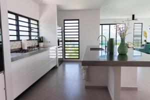 Küche/Küchenzeile in der Unterkunft Charming Villa With Breathtaking View Over The Spanish Water