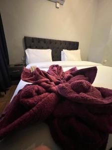 una manta roja sobre una cama en Sandra Hotel, en Amán