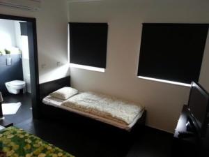 Habitación pequeña con 1 cama en un dormitorio en Raceland Krško, en Krško