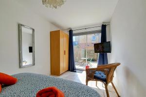 Schlafzimmer mit einem Bett, einem TV und einem Fenster in der Unterkunft Kings Lodge One Bed Apartment in Belfast