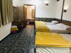 een hotelkamer met 2 bedden in een kamer bij Oasis Fighting Kangaroo in Dahab