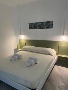 B&b Villa Jasmine في بالينورو: غرفة نوم عليها سرير وفوط