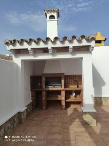 model domu z wieżą zegarową w obiekcie Casa La Alquería w mieście Chiclana de la Frontera