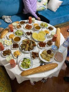 stół z dużą ilością jedzenia w obiekcie Gîte Jnane fès w mieście Al-Dżadida