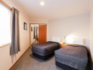 Postel nebo postele na pokoji v ubytování ASURE Chelsea Gateway Motor Lodge