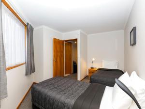 Postel nebo postele na pokoji v ubytování ASURE Chelsea Gateway Motor Lodge