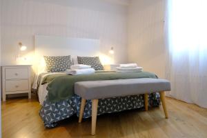 Säng eller sängar i ett rum på Adarve, con parking y vistas a la muralla