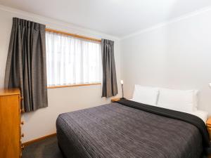 Postel nebo postele na pokoji v ubytování ASURE Chelsea Gateway Motor Lodge