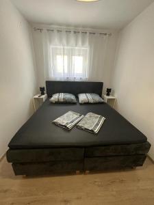 Un dormitorio con una cama con dos periódicos. en Apartments Stinjan, en Pula
