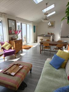 sala de estar con sofá y mesa en Cybil's Retreat - Renovated 2 bedroom house with enclosed garden, en Uppingham