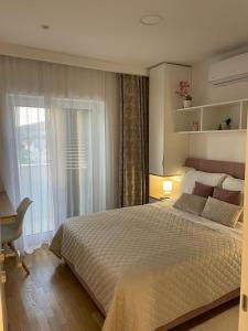 Un dormitorio con una cama grande y una ventana en VILLA MARTINA, en Dicmo