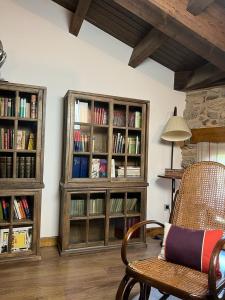 ein Wohnzimmer mit Bücherregalen und Büchern in der Unterkunft A Eira da Laxe in Cerdedo