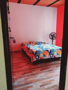 a bedroom with a bed in a room at CASA PROYECTO GIGANTE in Gigante