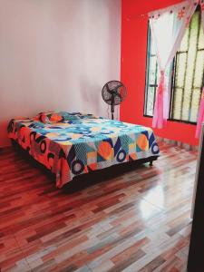 een slaapkamer met een bed in een kamer met rode muren bij CASA PROYECTO GIGANTE in Gigante