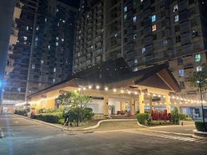 マニラにあるConvenient 2-Bedroom Condo Unit in the Metroの夜の街灯の建物
