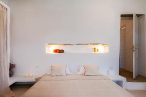 ein Schlafzimmer mit einem Bett mit einer Lampe darüber in der Unterkunft Sifnos Themonies in Apollonia