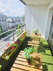 een balkon met houten banken en potplanten erop bij 3 bedrooms in belair with Terrace&Parking - 10 in Hollerich