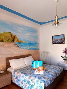 een slaapkamer met een bed met een schilderij aan de muur bij Casa Laura in Terracina