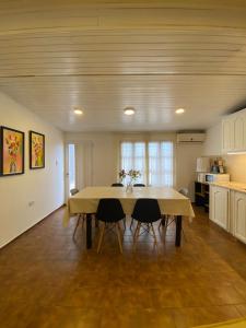 a dining room with a table and two chairs at Casa 2 habitaciones en barrio céntrico in San Rafael