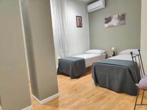 een kamer met 2 bedden in een kamer bij Villa Asia in Viagrande