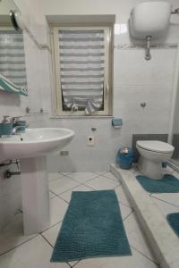 łazienka z umywalką, toaletą i oknem w obiekcie "Stella Marina" Apt - on the coast of Agrigento w mieście Porto Empedocle