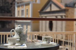 une théière et des tasses sur une table sur un balcon dans l'établissement VISCONTI 46 Central Apartments, à Bari
