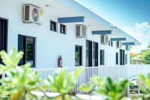 una casa blanca con ventanas y plantas negras en Hotel Quiam en Playa del Carmen