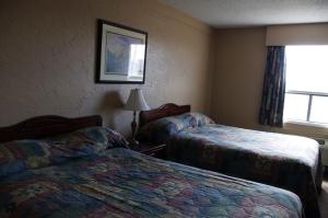 A bed or beds in a room at Bella Vista Inn