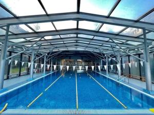 ein großes Schwimmbecken mit blauem Wasser in einem Gebäude in der Unterkunft Silver city Paradise in Sofia