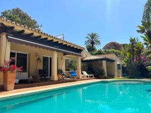 eine Villa mit Swimmingpool und ein Haus in der Unterkunft Villa close to the beach in Marbella in Marbella