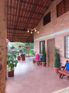 een patio met banken en planten in een bakstenen gebouw bij Casa del Rio in the Andes in Gualaceo