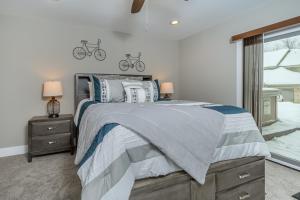 ein Schlafzimmer mit einem Bett mit zwei Fahrrädern an der Wand in der Unterkunft Alla Famiglia in Oakland
