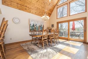a dining room with a table and chairs at Dreamers Inn in Swanton