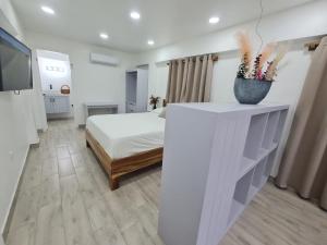 una camera con letto e TV di Casa Colibri a Roatán