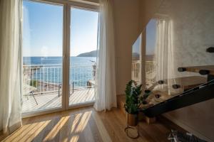 コミジャにあるViewの海が見える大きな窓のある部屋