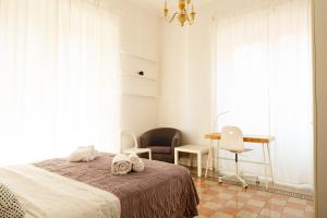 Luxury Borghese Magnolia Suite في روما: غرفة نوم بسرير ومكتب وكرسي