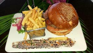 Comida en o cerca de este hotel