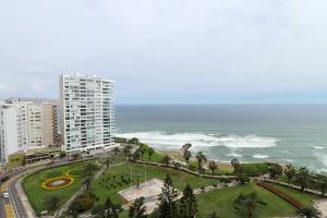 vistas al océano desde un edificio en Industrial 3BR With OCEAN View, en Lima