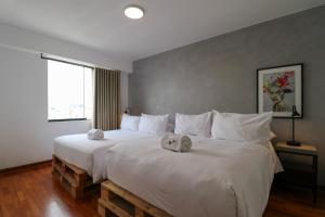 1 dormitorio con 2 camas con animales de peluche en Industrial 3BR With OCEAN View, en Lima