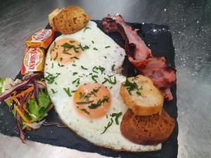 Comida en o cerca de este hotel