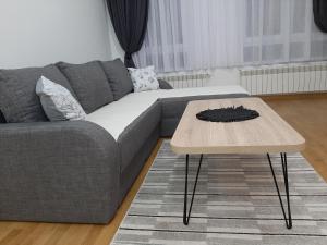A seating area at APARTMAN VIAGGIO i PARKING GARAŽA