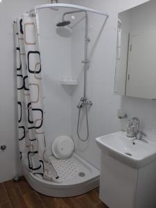 A bathroom at APARTMAN VIAGGIO i PARKING GARAŽA