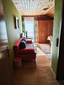 sala de estar con sofá rojo y mesa en Christis Apartments, en Eberndorf