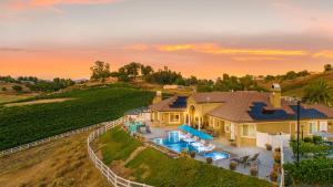 Bazén v ubytování Gaia Inn & Spa- Adult Only- Temecula Wine Country nebo v jeho okolí