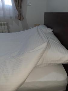 A bed or beds in a room at APARTMAN VIAGGIO i PARKING GARAŽA
