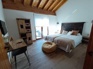 1 dormitorio con 2 camas, mesa y escritorio en MIRADOR DEL HITO, 