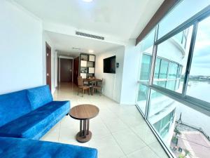 sala de estar con sofá azul y mesa en 407 Increible departamento vista al río de 2 cuart, en Guayaquil