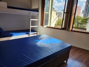 圣保罗Fujima Hostel的有两张双层床和一扇窗户的房间